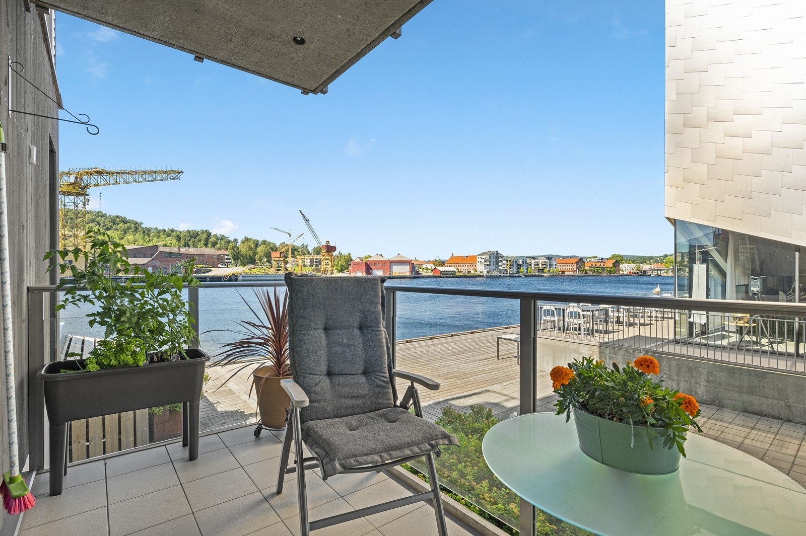 Frokostbalkong utenfor stuen med morgensol Galleribilde
