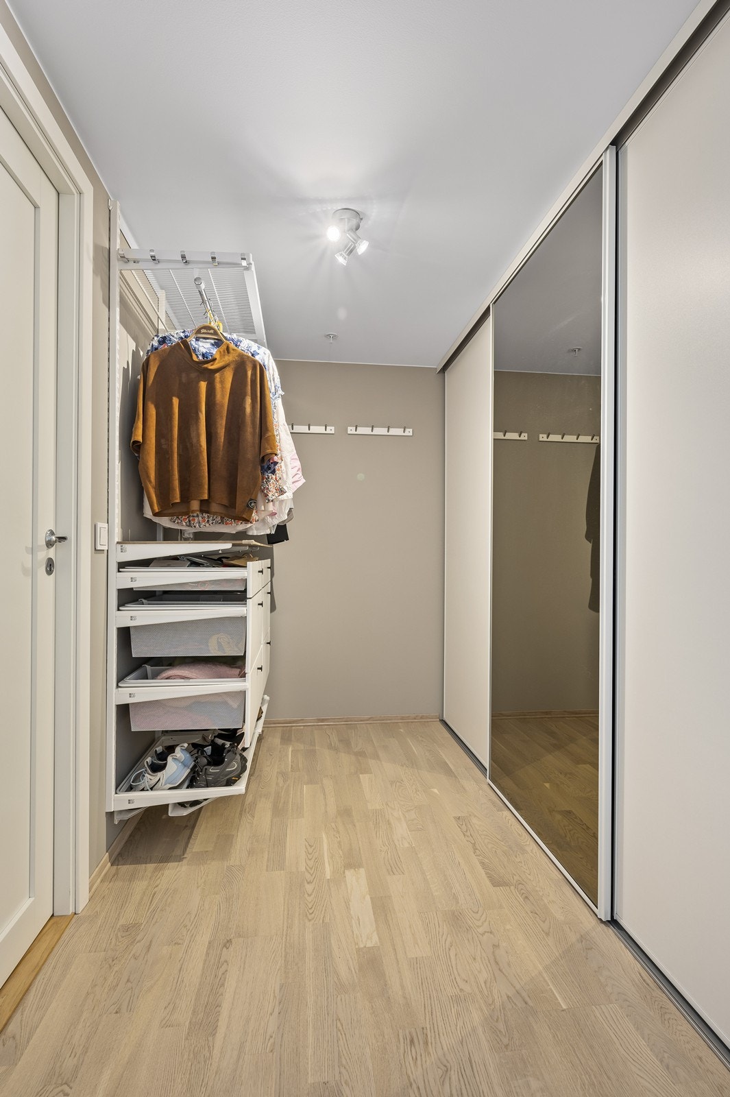 Garderobe på soverom Galleribilde