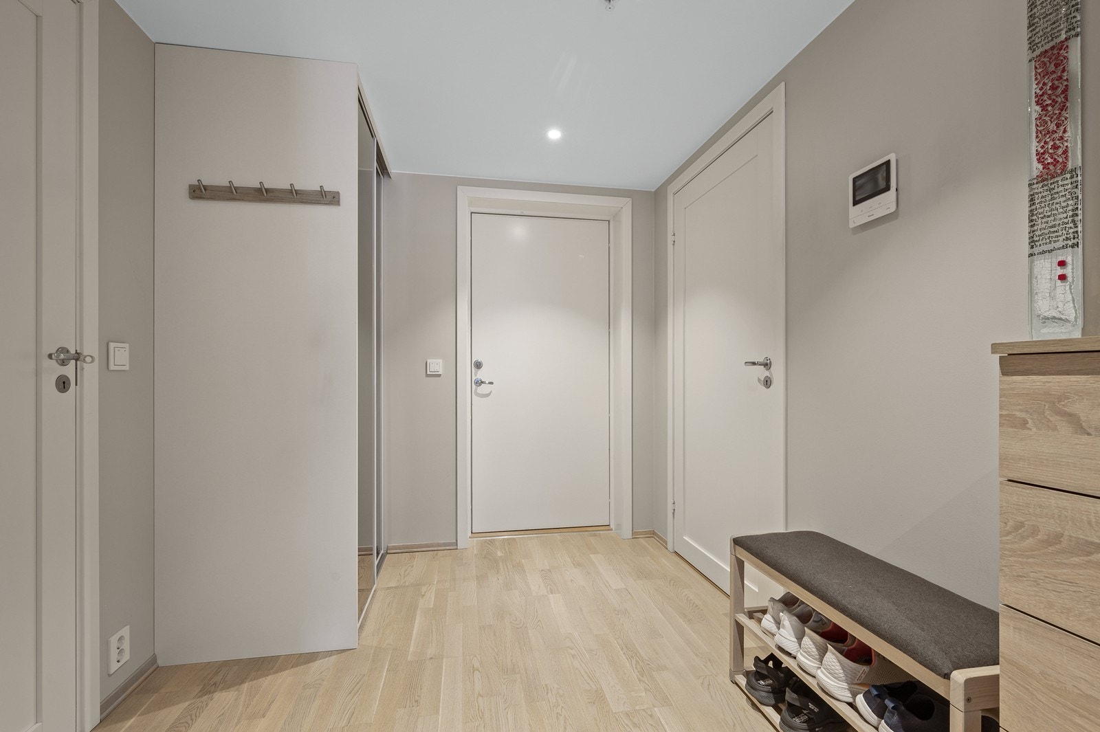 Romslig entré med skyvedørsgarderobe - legg merke til porttelefon med video Galleribilde