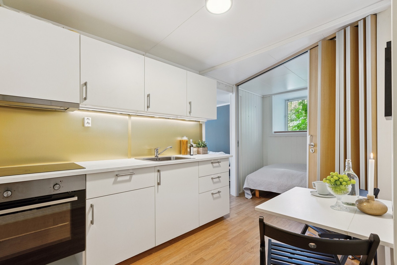 Kjøkkenet er utstyrt med integrert stekeovn og platetopp. Galleribilde