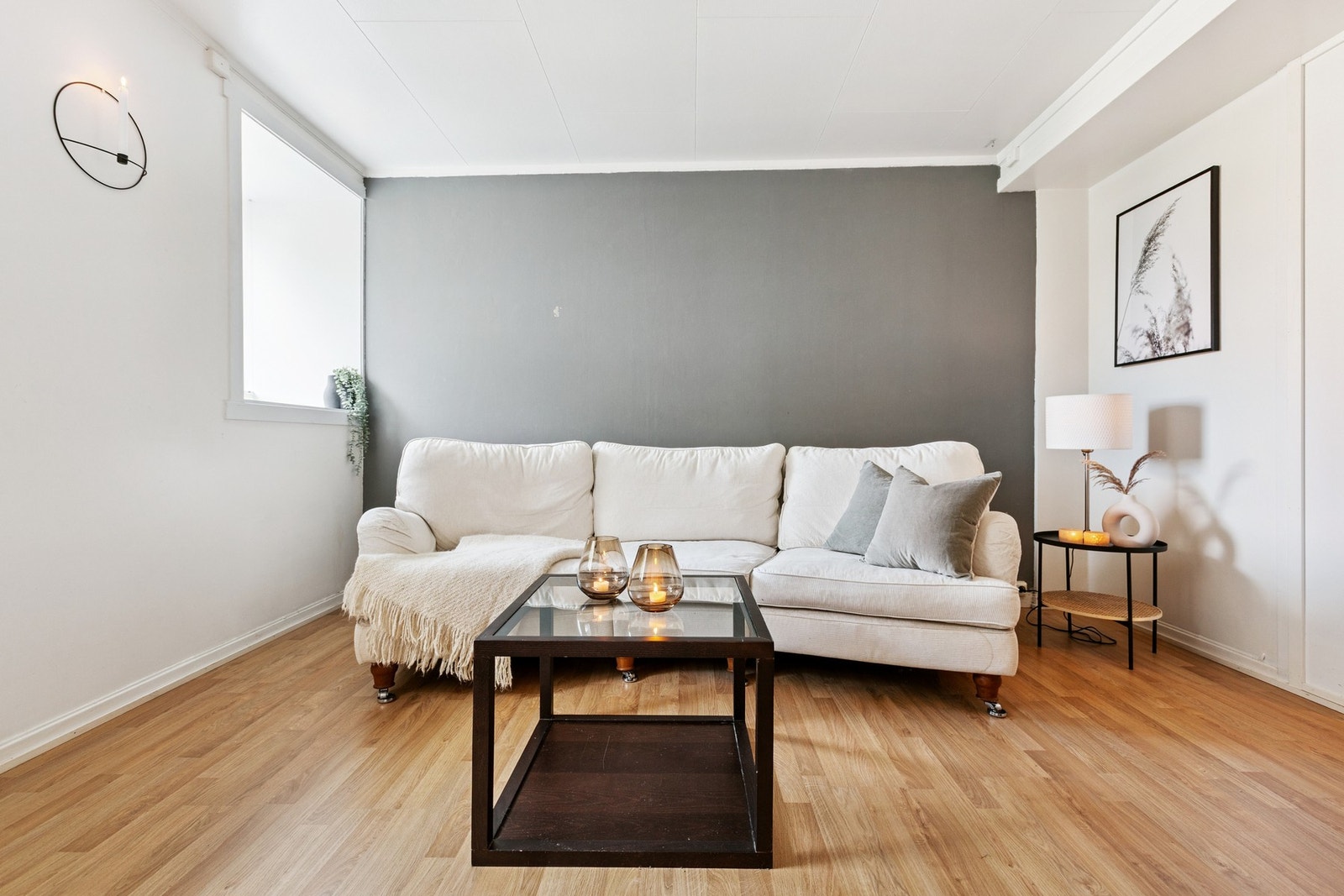 Leiligheten har en romslig stue med god plass til sofagruppe og tilhørende møblement. Galleribilde