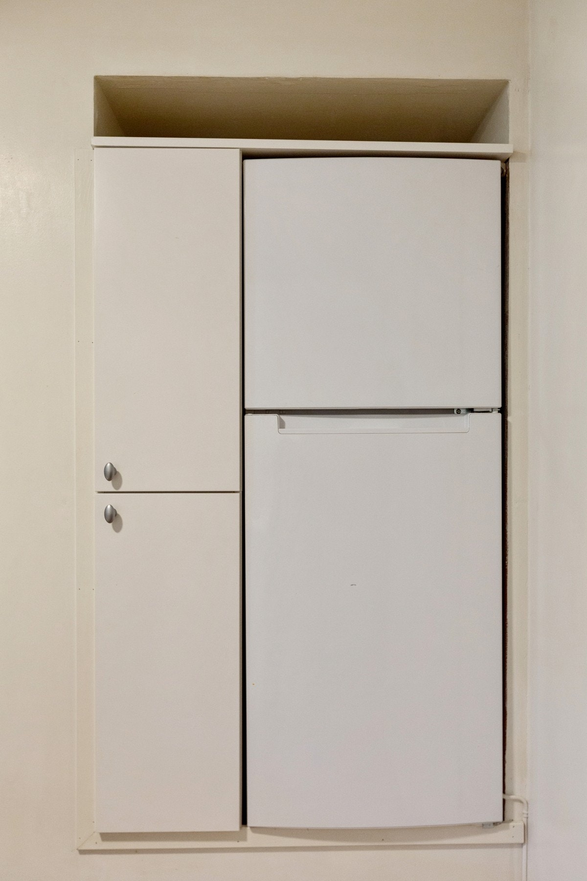 Kjøleskapet er bygd inn i skap. Galleribilde