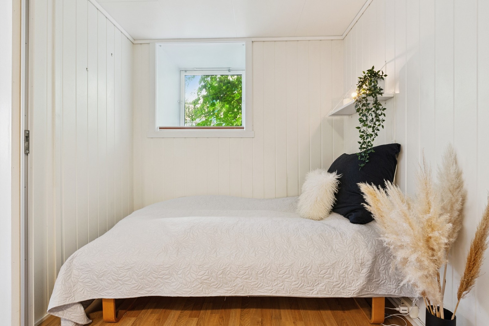 Sovealkoven har et stort vindu som gir godt med lysinnslipp. Galleribilde