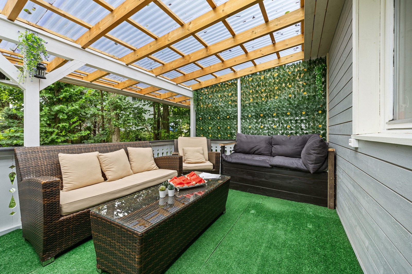 Fra eiendommen har du en hyggelig, overbygget terrasse - perfekt for å nyte rolige stunder. Galleribilde