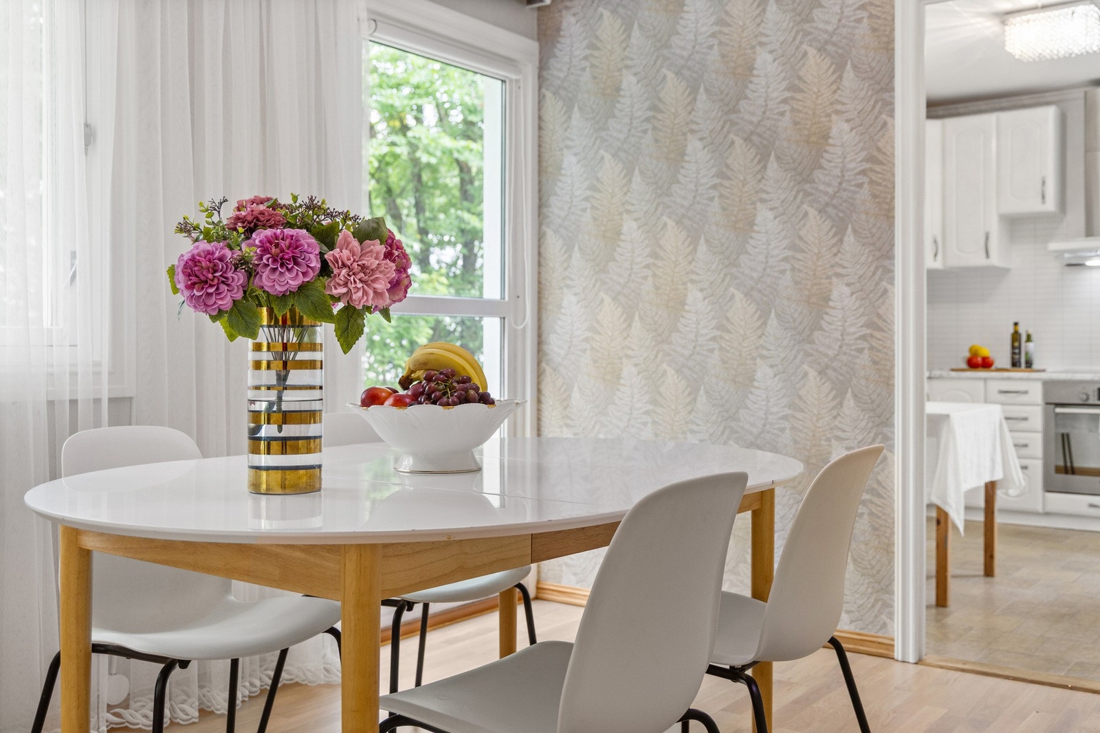 Stuedelen har en sømløs overgang til spisestuedelen. Galleribilde