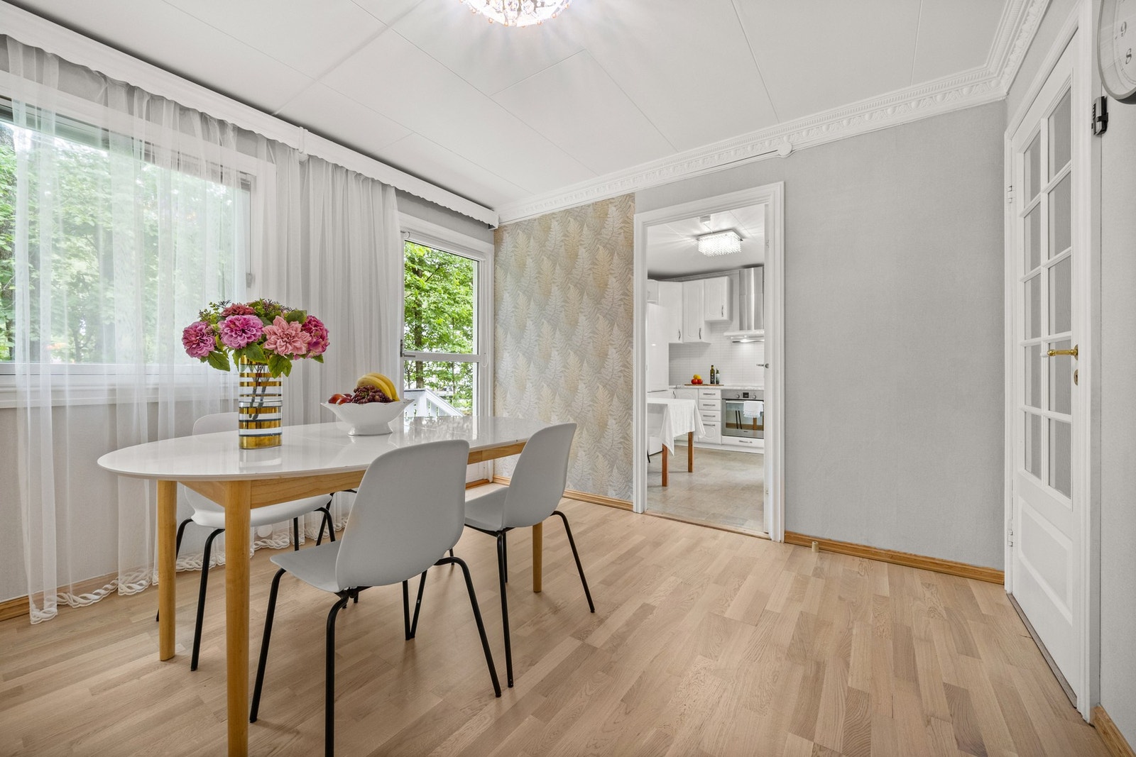 Det er god plass til et romslig spisebord hvor hele familien kan samles. Galleribilde