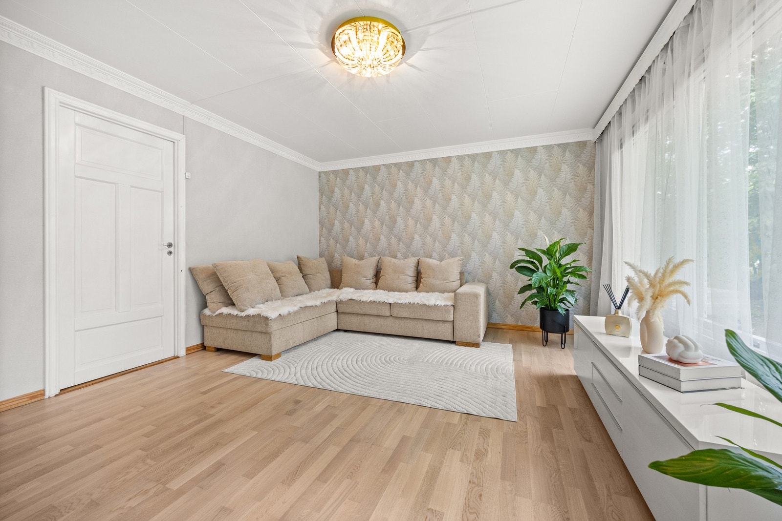 Stuen har god utforming med naturlig plass til en spisegruppe, sofa og TV med tilhørende møblement. Galleribilde