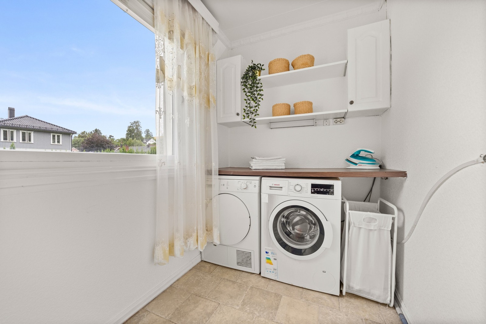 Bod med opplegg til vaskemaskin og tørketrommel. Galleribilde