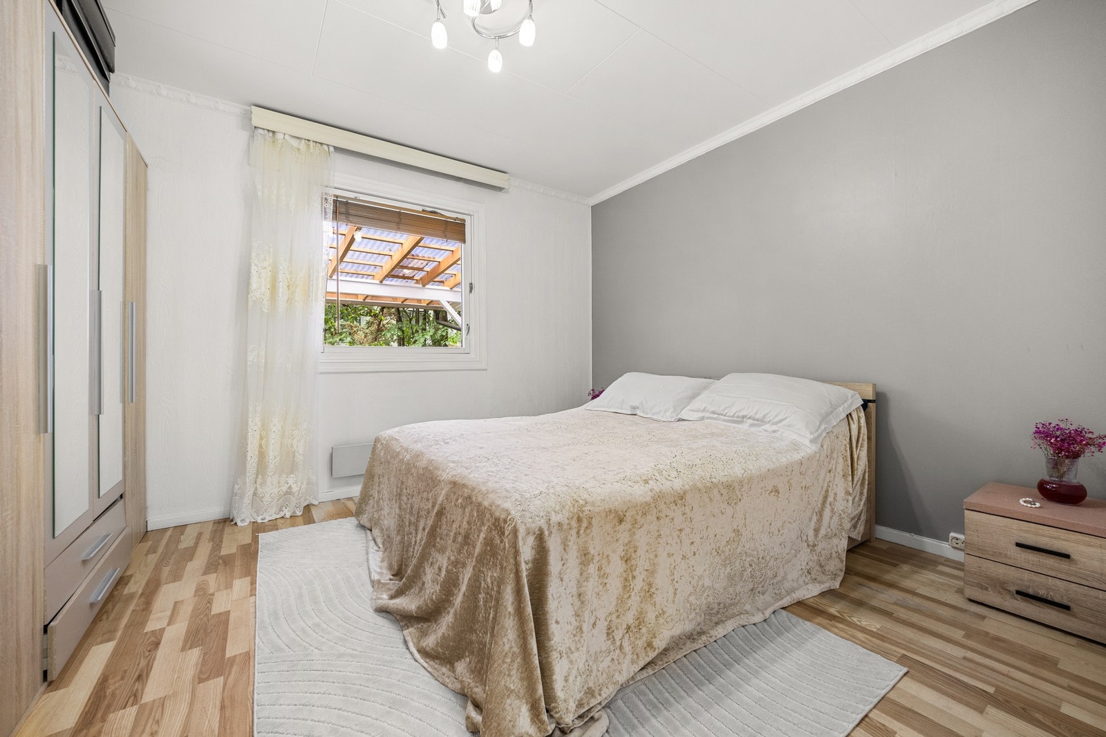 Hovedsoverommet er romslig med god plass til dobbeltseng, nattbord og dekor. Galleribilde