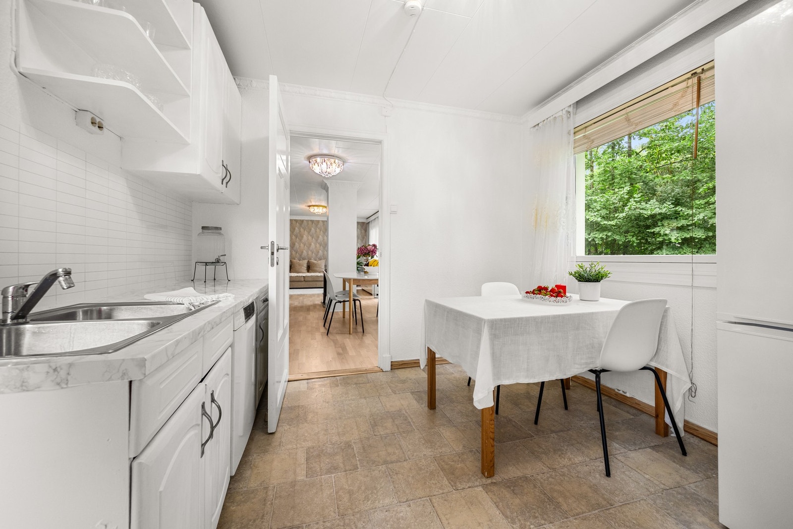 Her har du god skap- og benkeplass til oppbevaring av kjøkkenredskaper og matlagning. Galleribilde