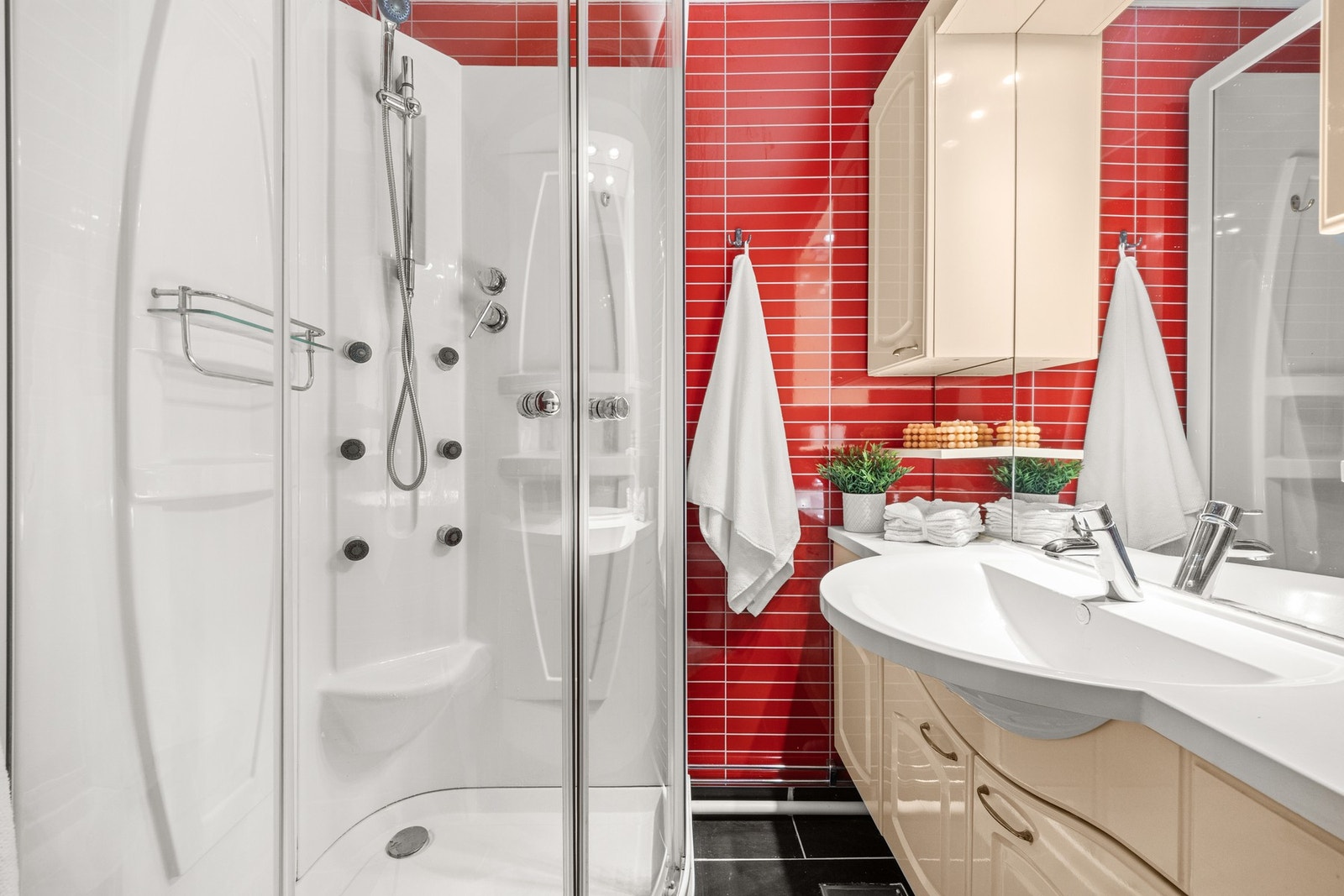 Flislagt bad med behagelig gulvvarme Galleribilde