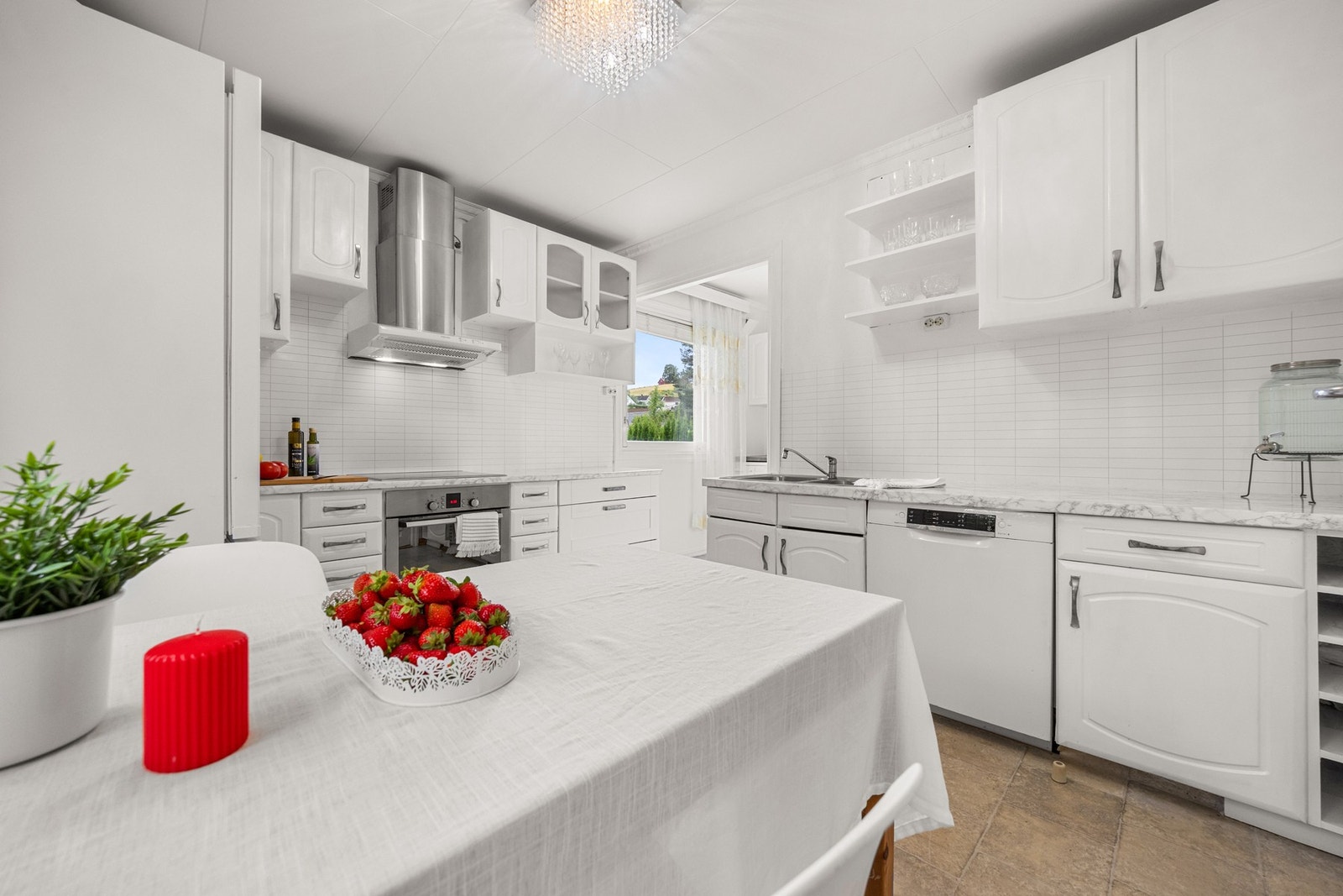 Praktisk kjøkken med rom for en hyggelig spisegruppe. Galleribilde