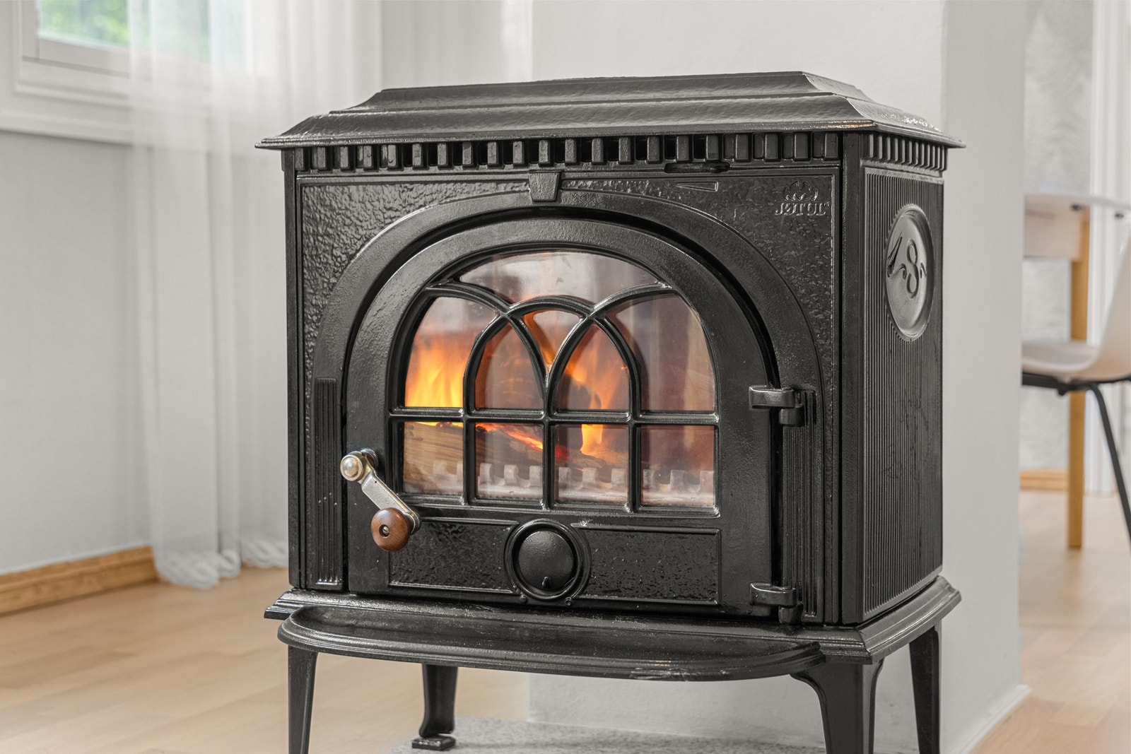 Peisen i stuen gir god varme og bidrar til en innbydende og hyggelig stemning. Galleribilde