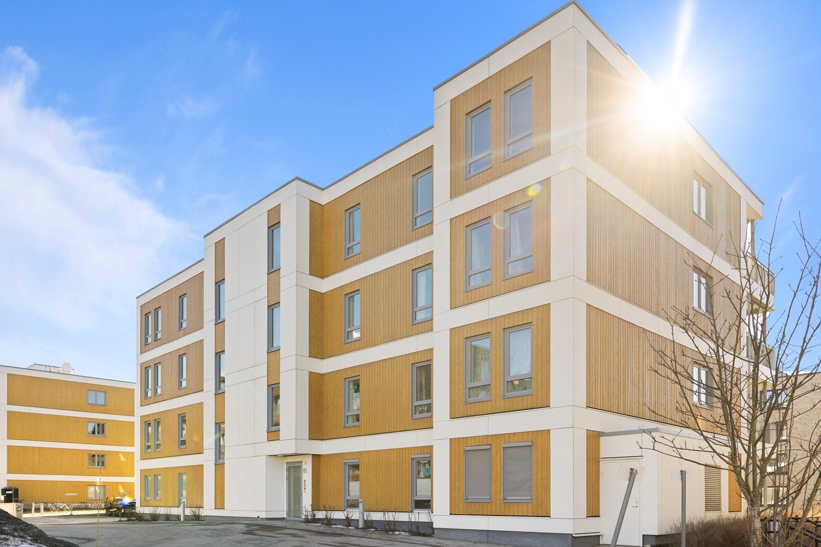 Heisen i bygget tar deg enkelt fra garasjeplassen i kjelleren og opp til leiligheten i 2. etasje. Galleribilde