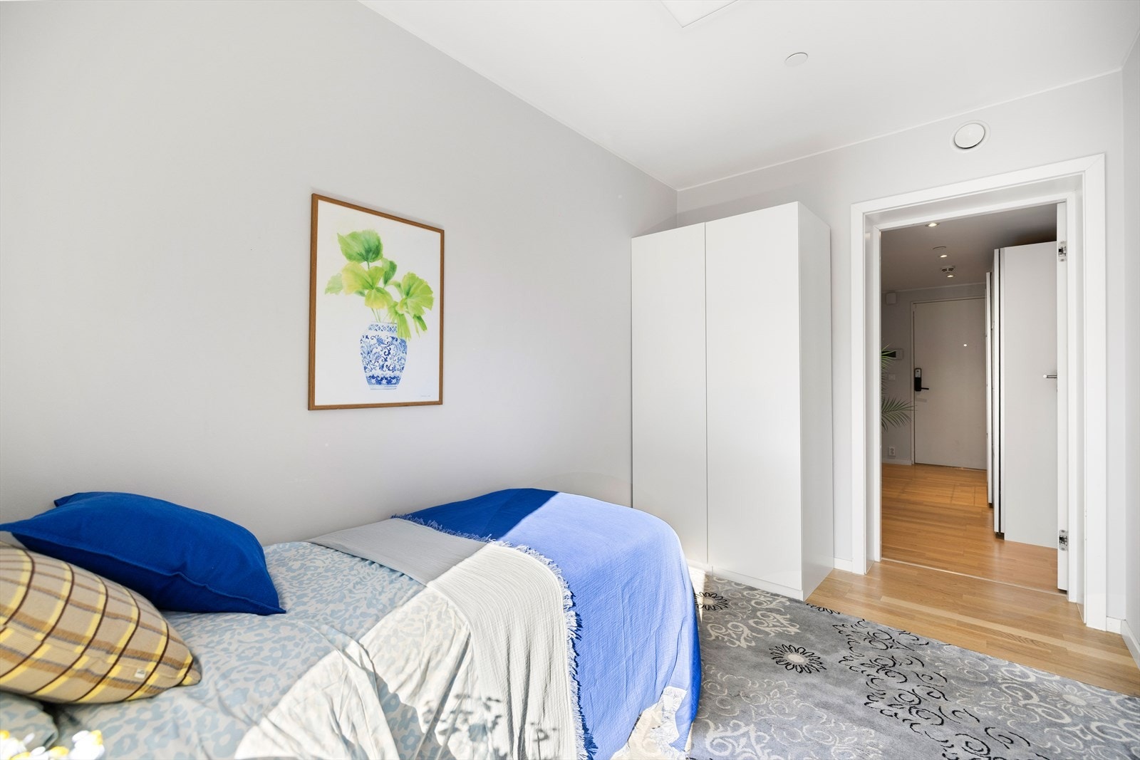 Begge soverommene har god plass til seng og garderobeløsning. Galleribilde