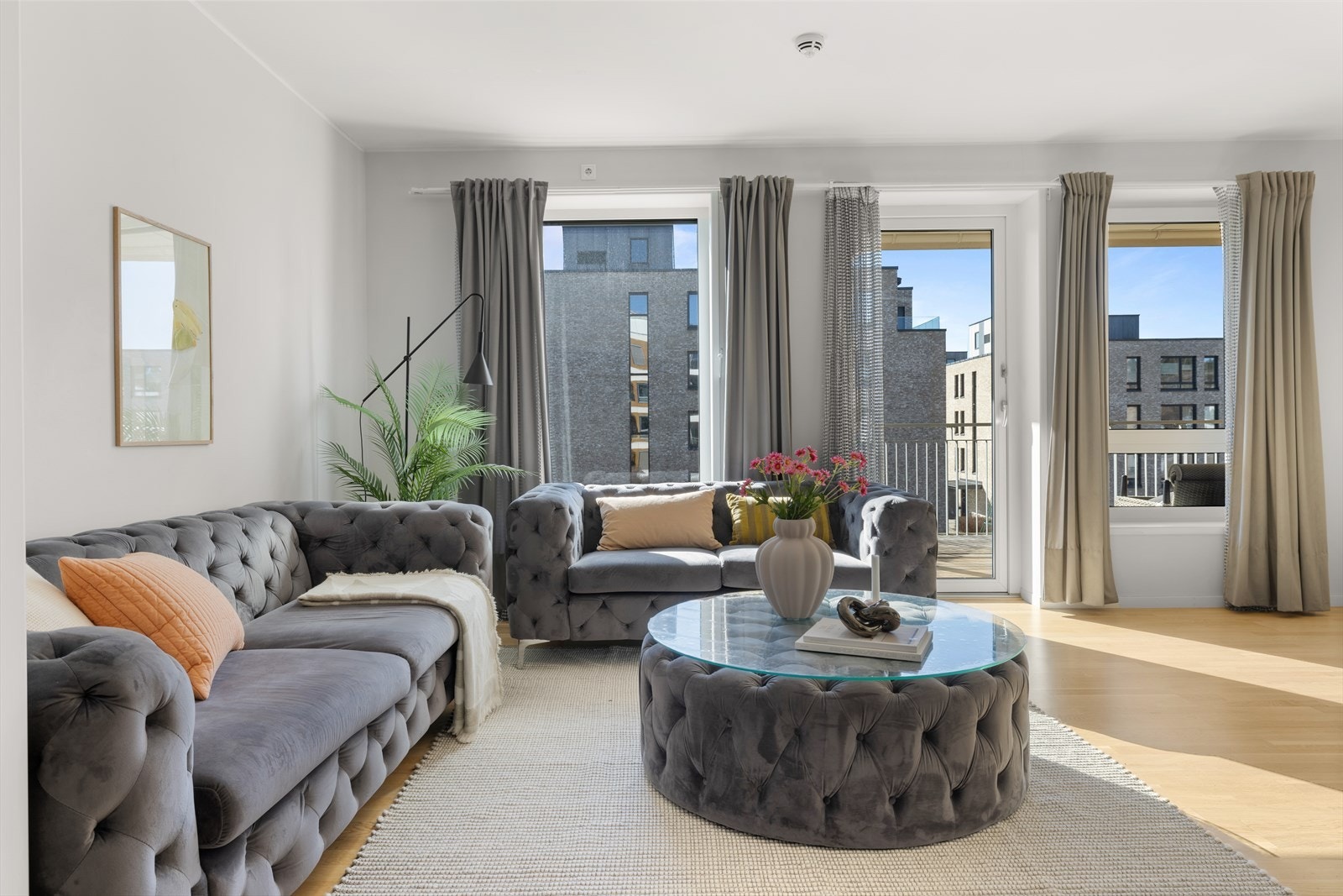 Leiligheten fremstår meget innbydende med lysmalte veggflater, parkettgulv og store vindusflater. Galleribilde