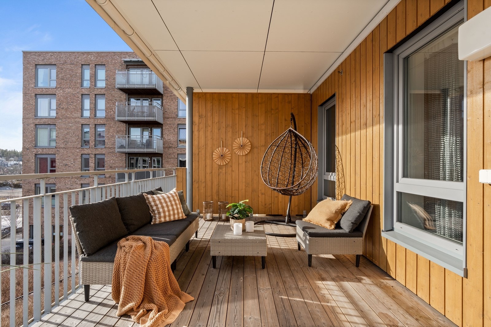 Her ute er det god plass til utemøblement, samt gass-/elektrisk grill. Galleribilde