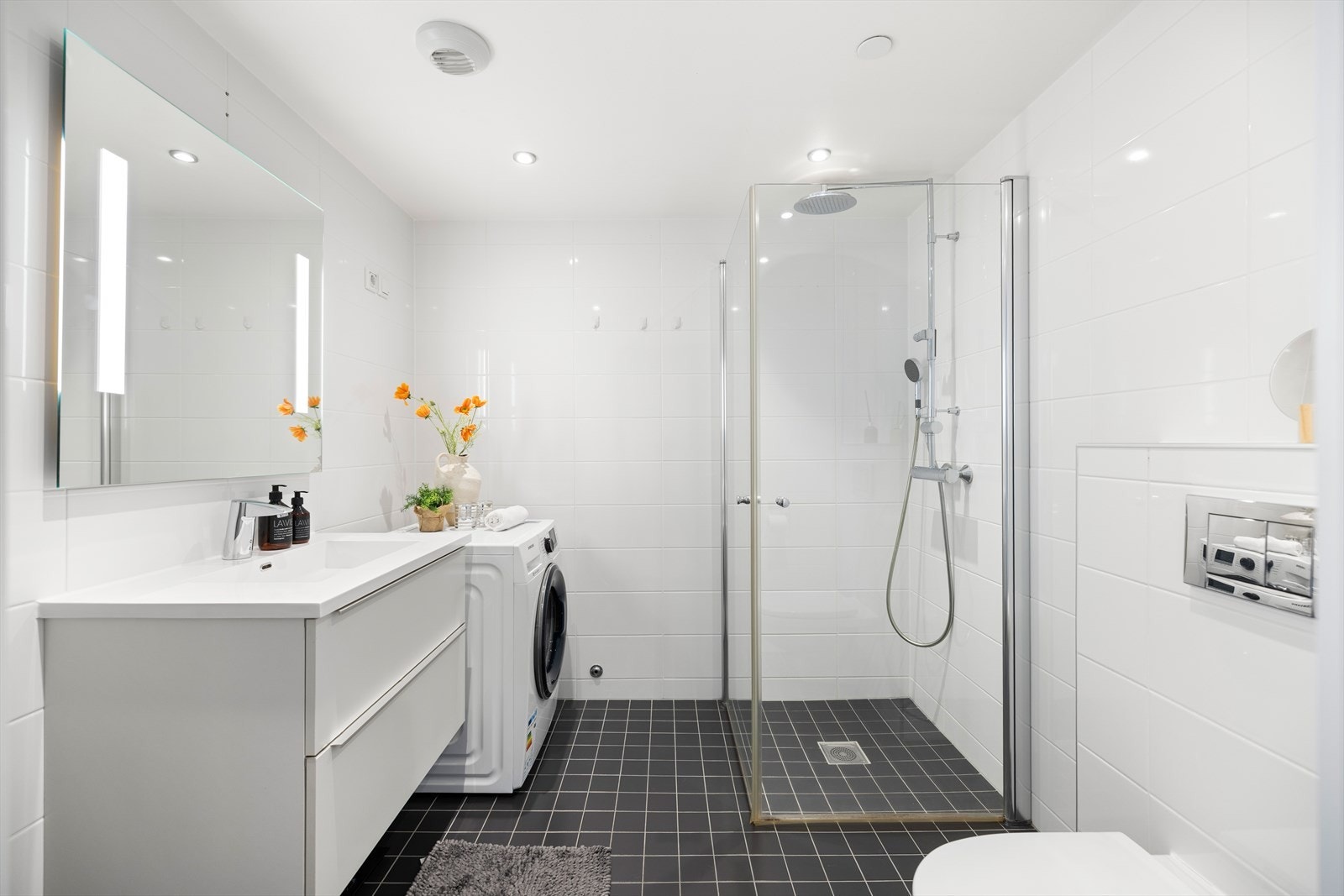 Badet er pent flislagt og har vannbåren varme i gulv og opplegg til vaskemaskin. Galleribilde