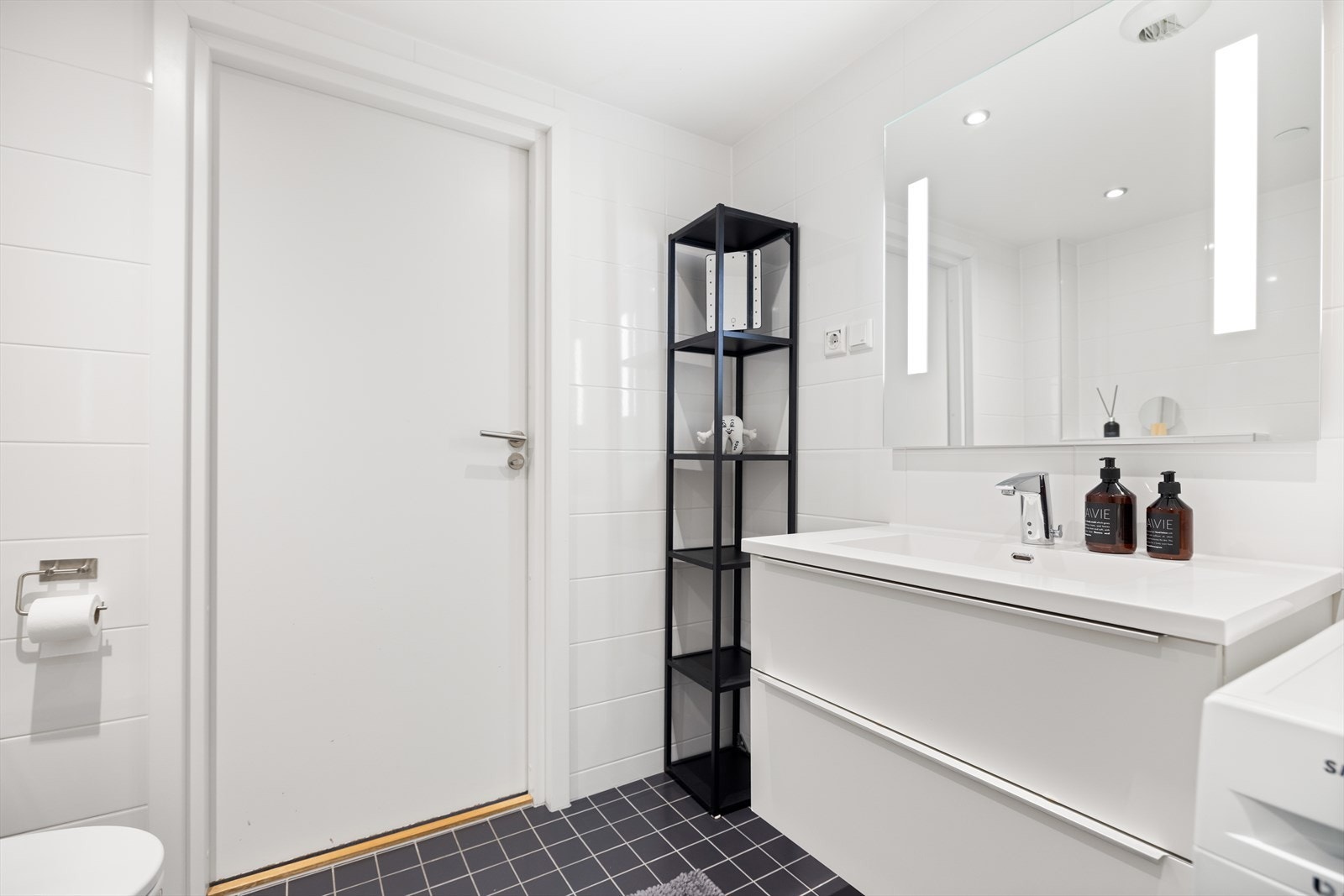 Badet har vegghengt toalett og stor servantskap med gode oppbevaringsmuligheter. Galleribilde