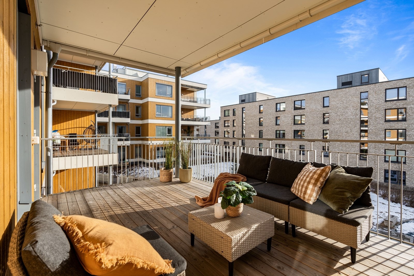 Uteplassen er vendt mot sørvest, og byr på fine solforhold. Galleribilde