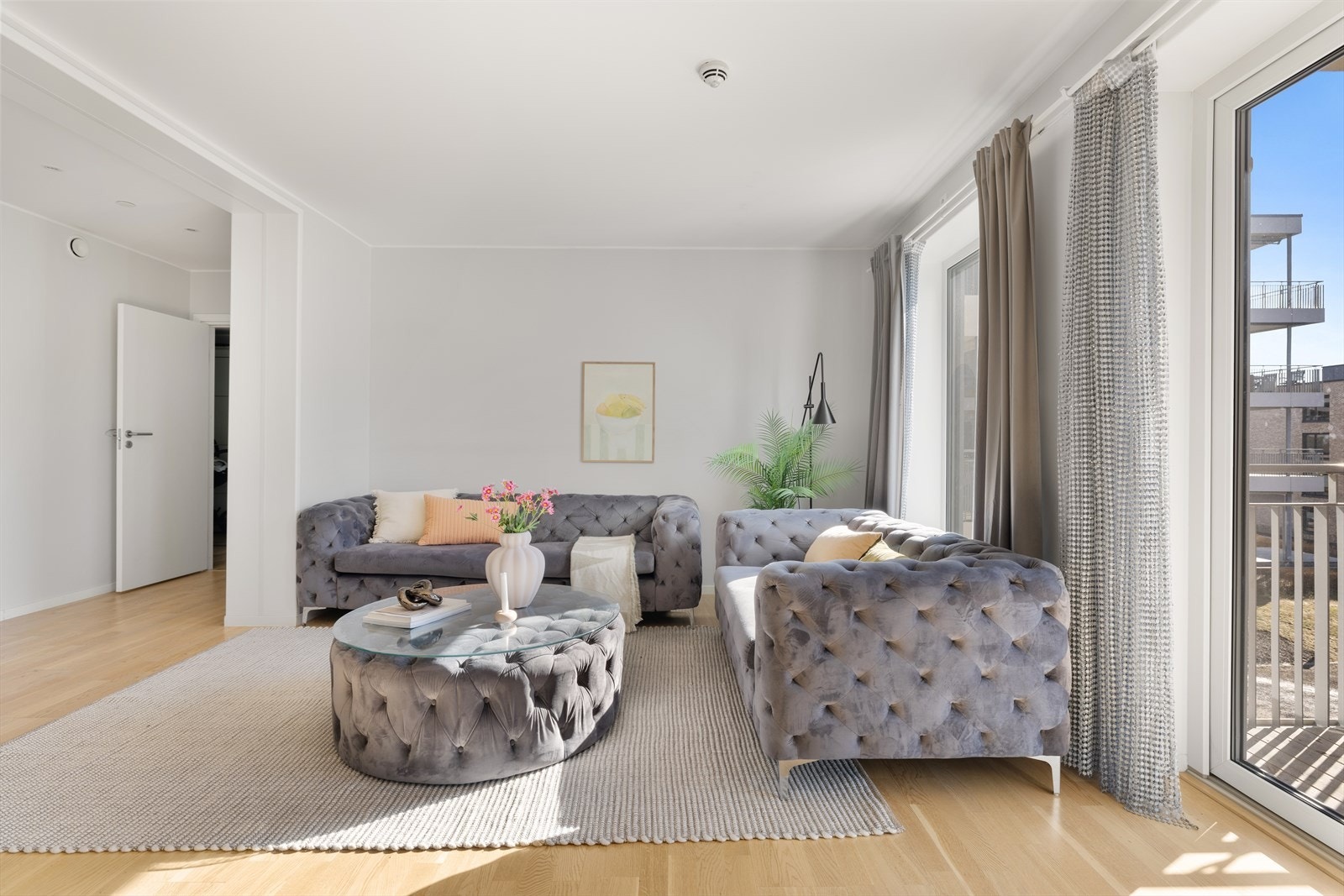 Stuen har gode møbleringsmuligheter med utgang til en fantastisk balkong på hele 15 m². Galleribilde