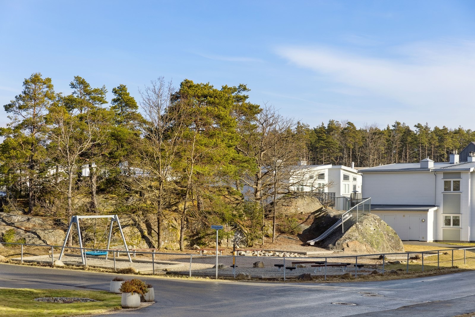 Her bor du med kort gangavstand til Blomsterøya barnehage og Lunde skole. Lunde skole er under ombygging og "nye Lunde skole" er planlagt ferdigstilt i 2026. Galleribilde