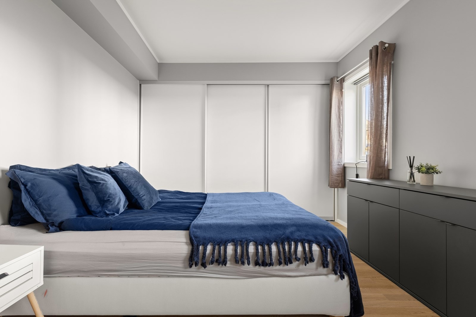 Leiligheten har to fine soverom. Hovedsoverommet har etablert en stor skyvedørsgarderobe som gir deg god oversikt i klesskapet. Galleribilde