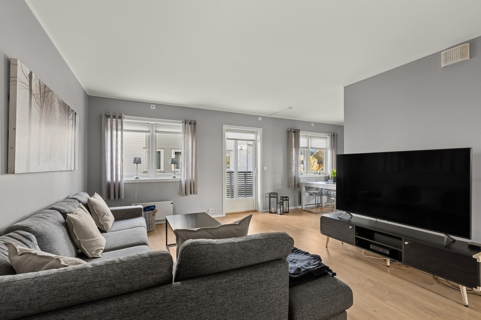 Det er gode vindusflater som slipper inn mye naturlig lys og skaper en luftig atmosfære i stuen. Galleribilde