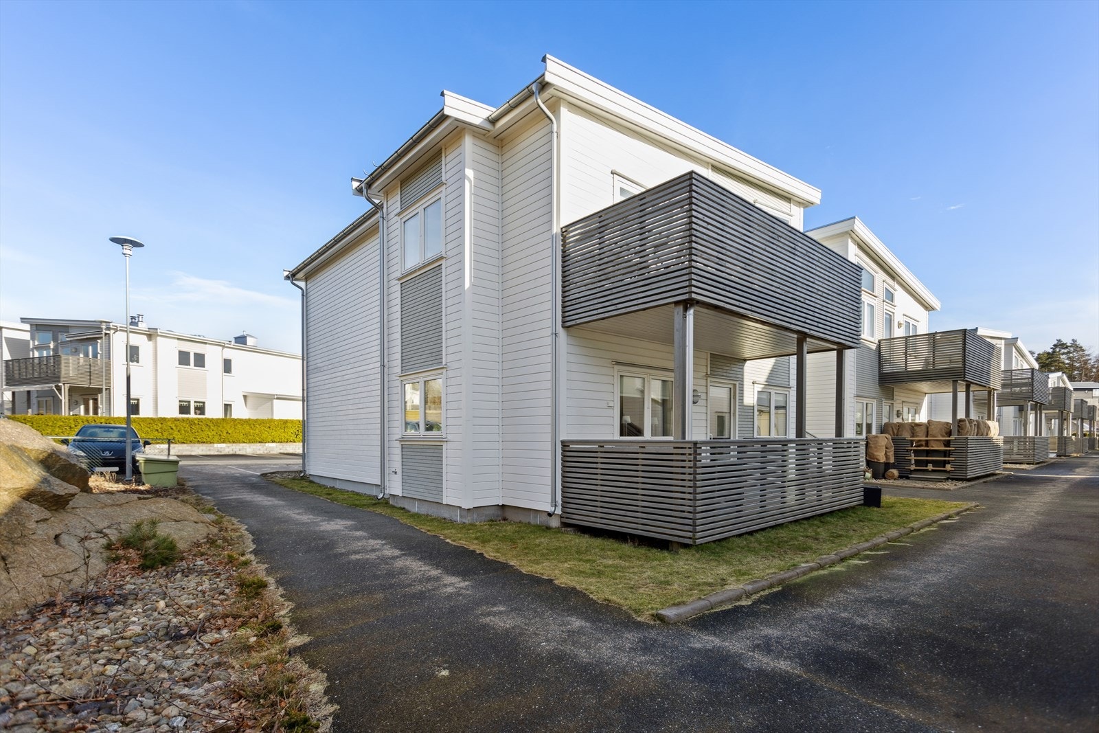 Leiligheten har en rolig, fredelig og svært familievennlig beliggenhet på Kråkerøy, nærmere bestemt på Lunde. Galleribilde