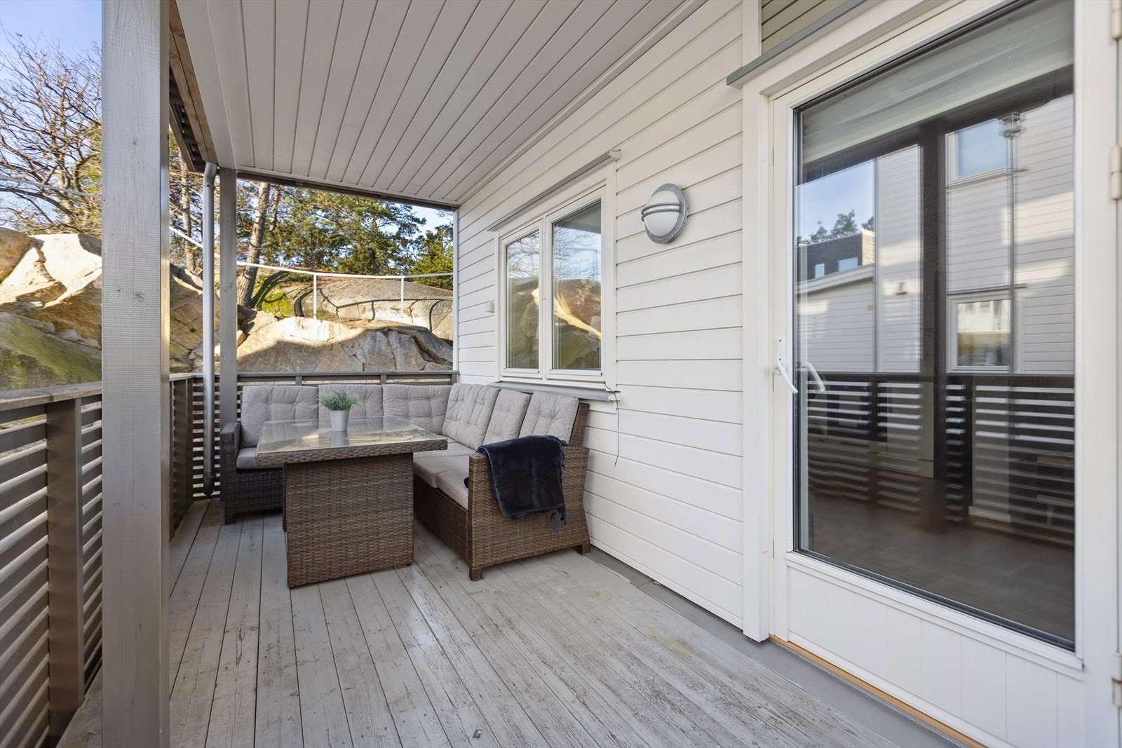 Fra stuen er det utgang til en sørvendt terrasse på ca. 11 m². Galleribilde