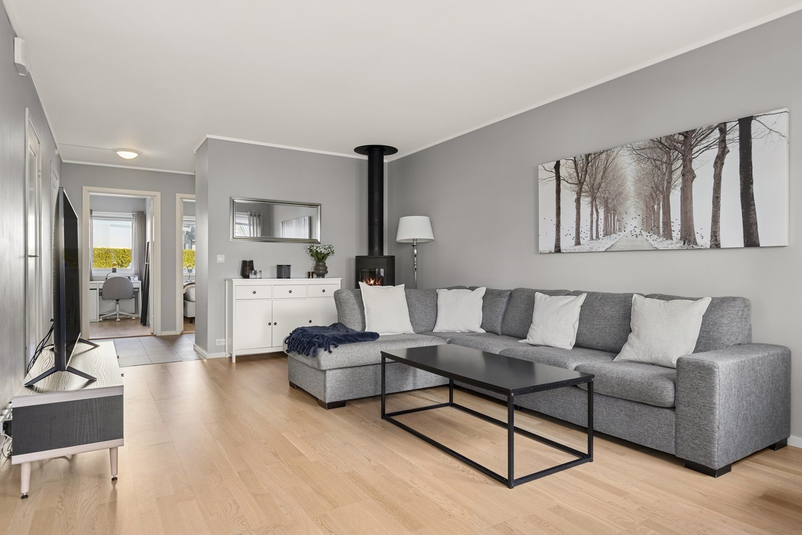 Overflatene er både pene og tidsriktige, med nymalte vegger fra 2024 og et lyst parkettgulv. Galleribilde