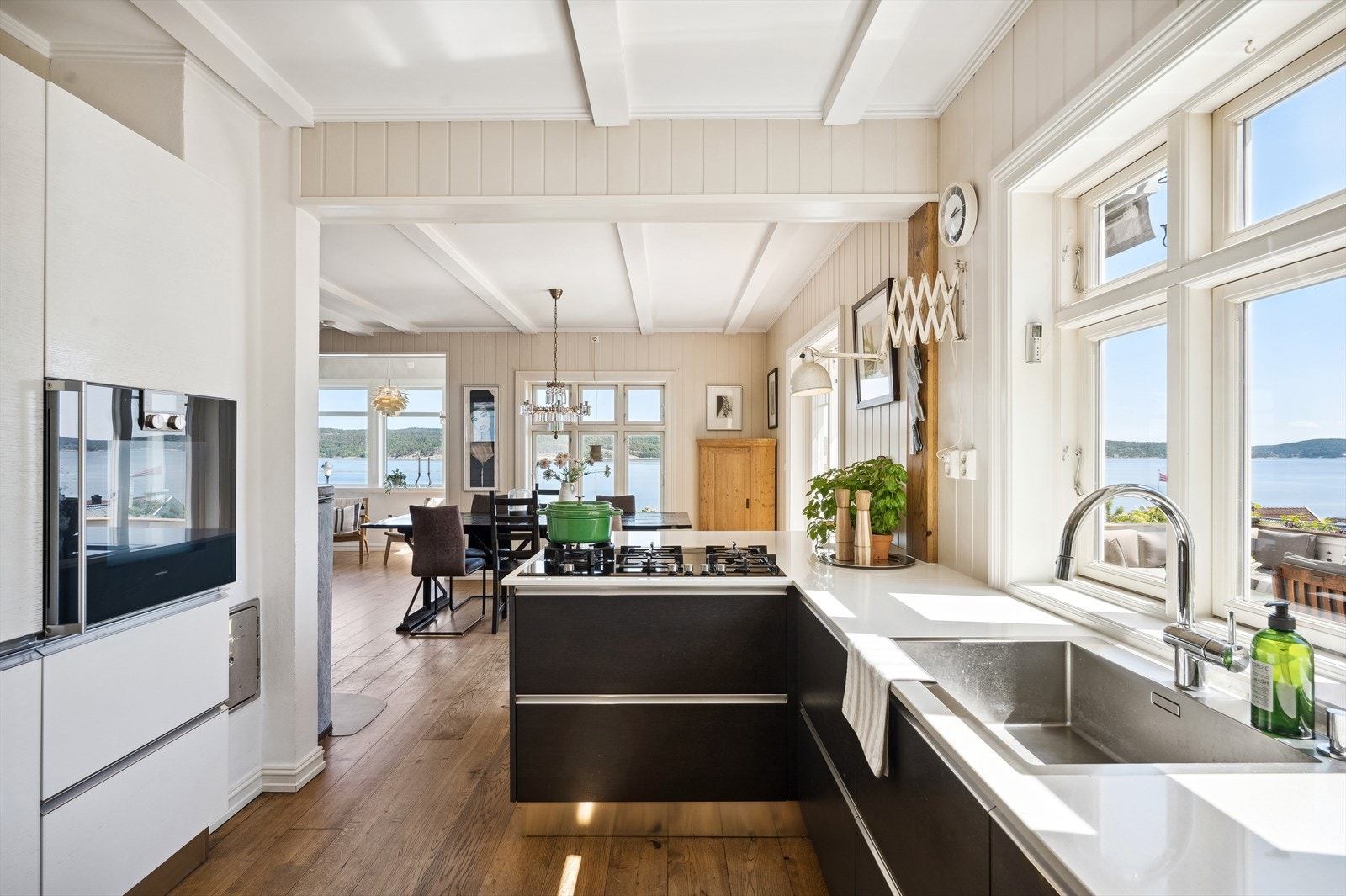 Åpen kjøkkenløsning mot stue Galleribilde