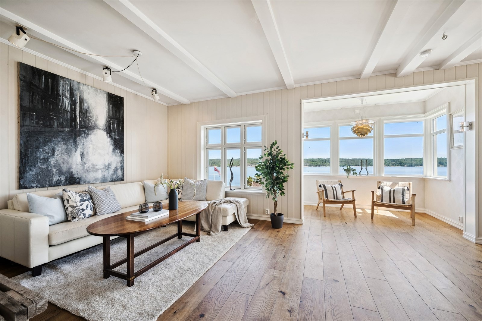 Romslig stue med fjordutsikt Galleribilde