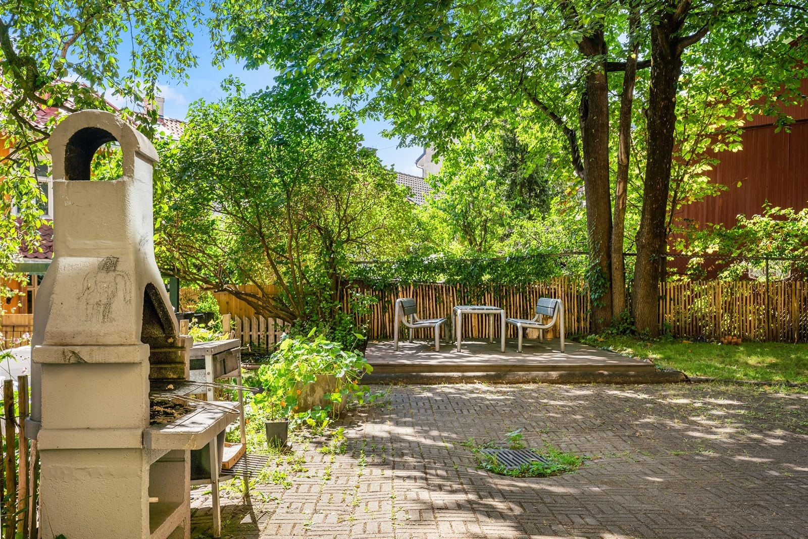 Det er et gigantisk magnoliatre og kirsebærtre i bakgården som begge blomstrer om våren, og er et nydelig syn hvert år. Galleribilde