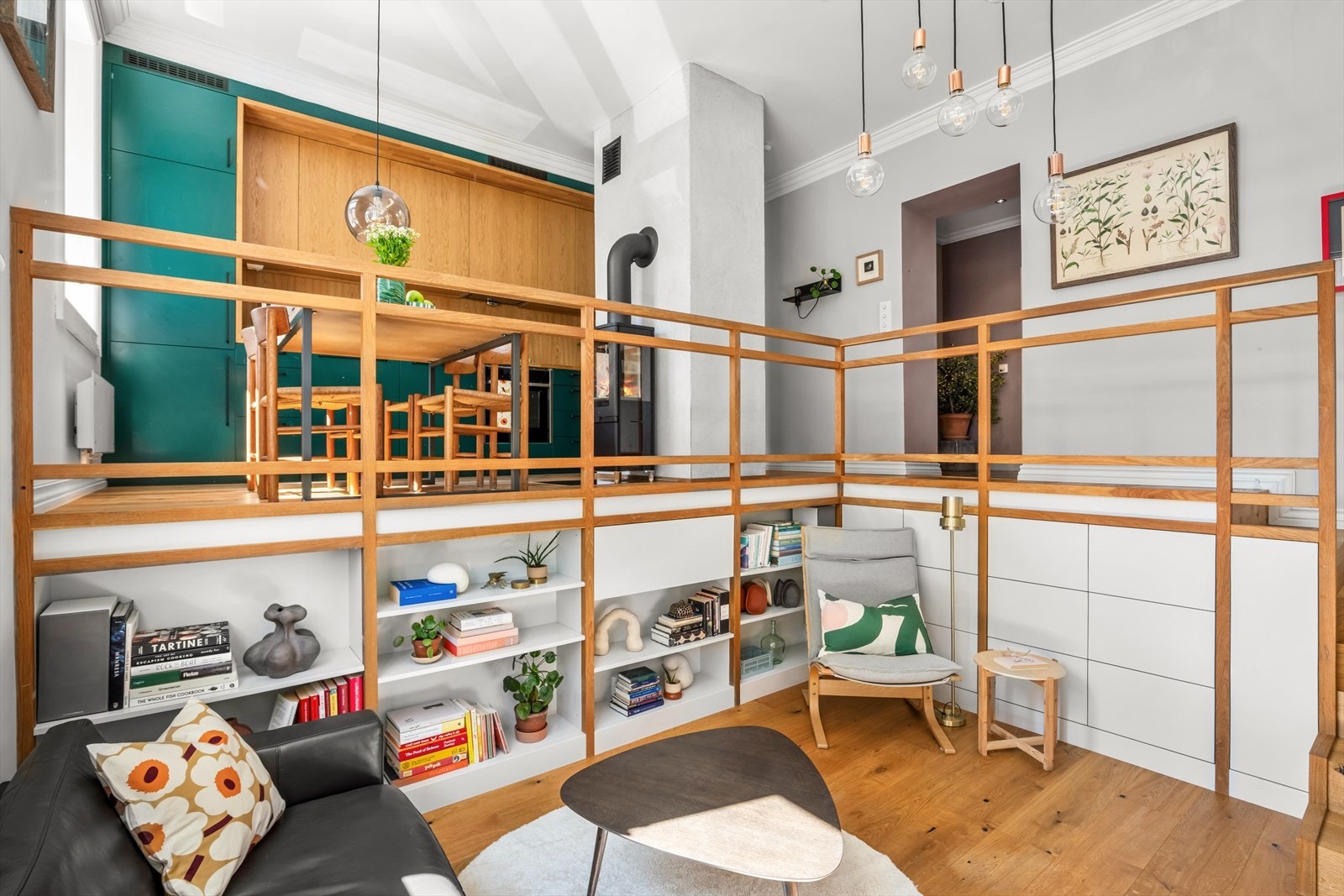 Gulvet er belagt med elegant 1-stavs eikeparkett. Galleribilde
