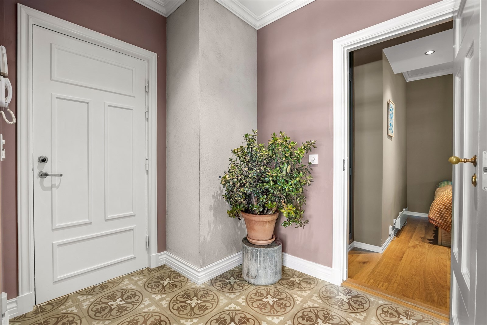 En innbydende entré med downlights i himlingen og stilfulle fliser på gulvet som umiddelbart setter tonen for resten av boligen. Galleribilde