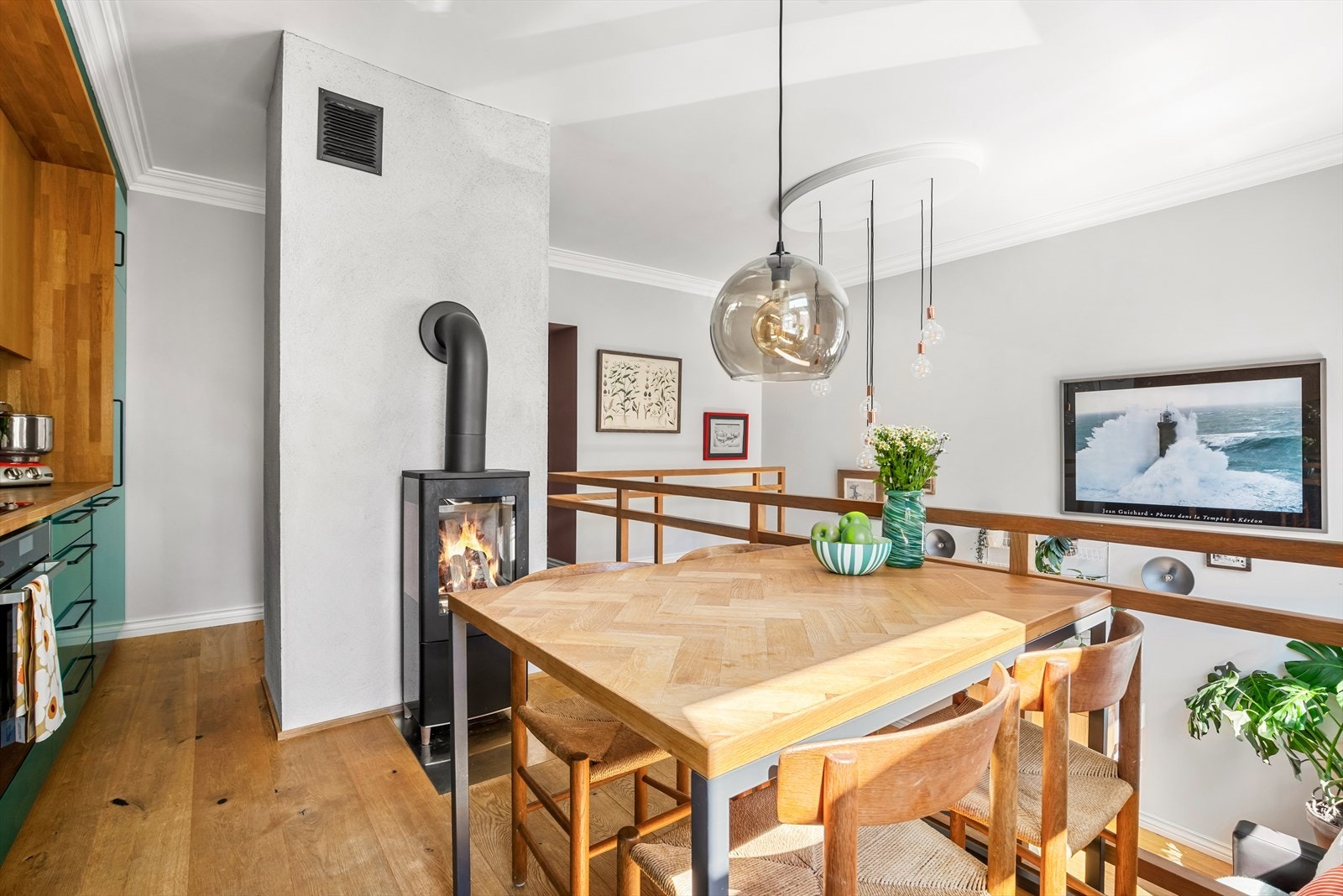Plass til et en koselig spisegruppe - Et naturlig samlingspunkt for gode måltider og samtaler. Galleribilde