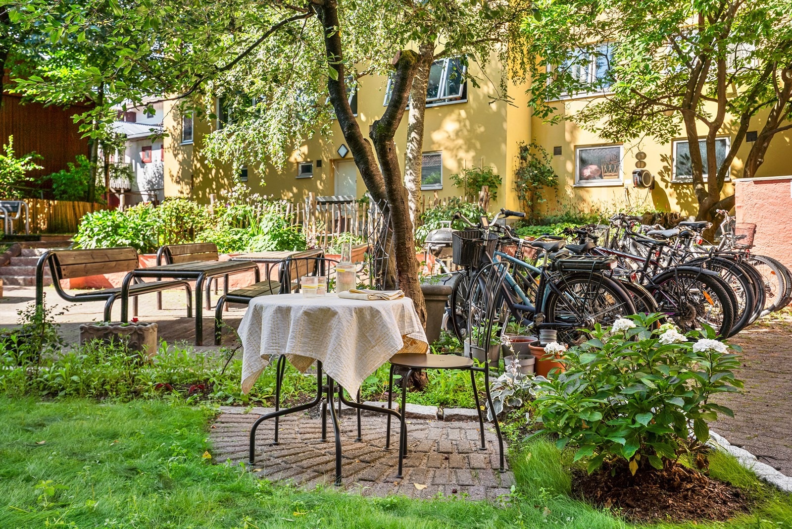 Bakgården på sommerdager er et høydepunkt - å kunne ha gjester og grille der har vært en stor glede for selger. Galleribilde