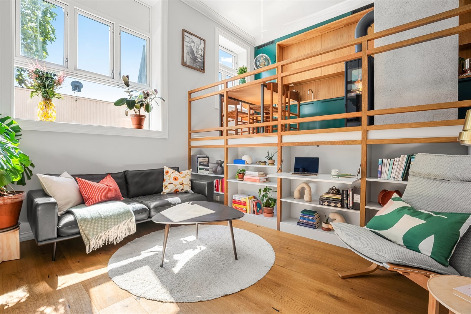 Store vinduer med nydelig lysinnslipp. Hyllereolen har et praktisk, integrert skrivebord som kan slås sammen når det ikke er i bruk Galleribilde