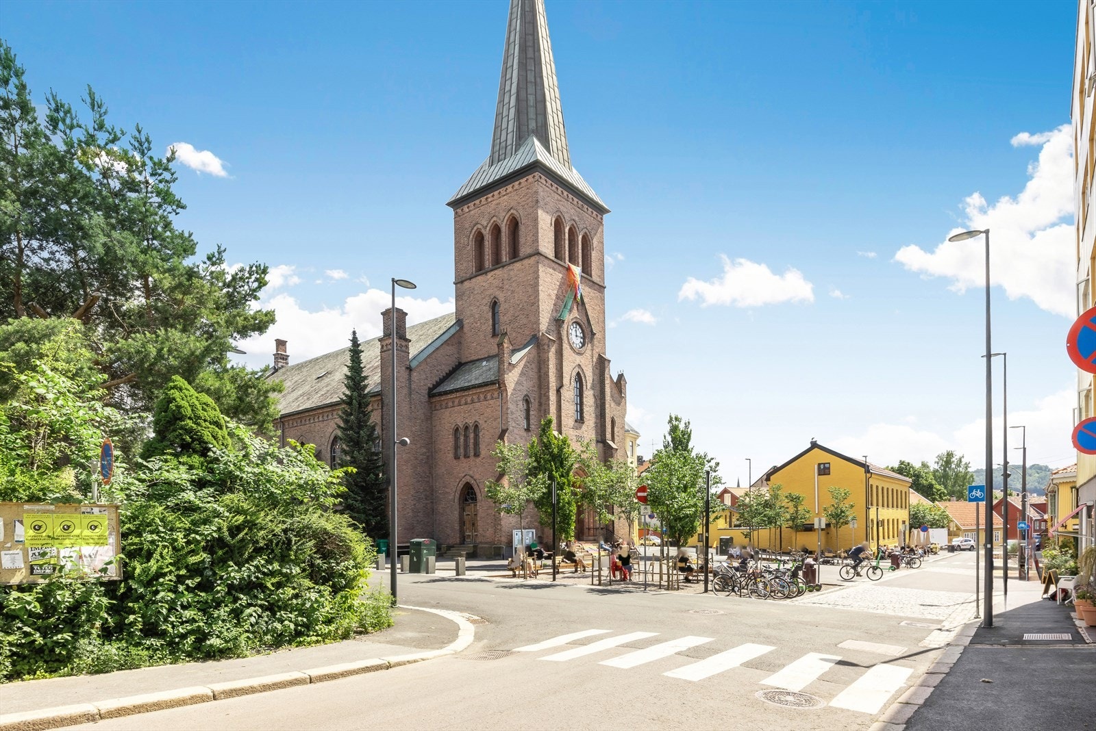 Torget ved kirken ligger et kvartal unna og er en hyggelig møteplass med flere serveringssteder. Galleribilde
