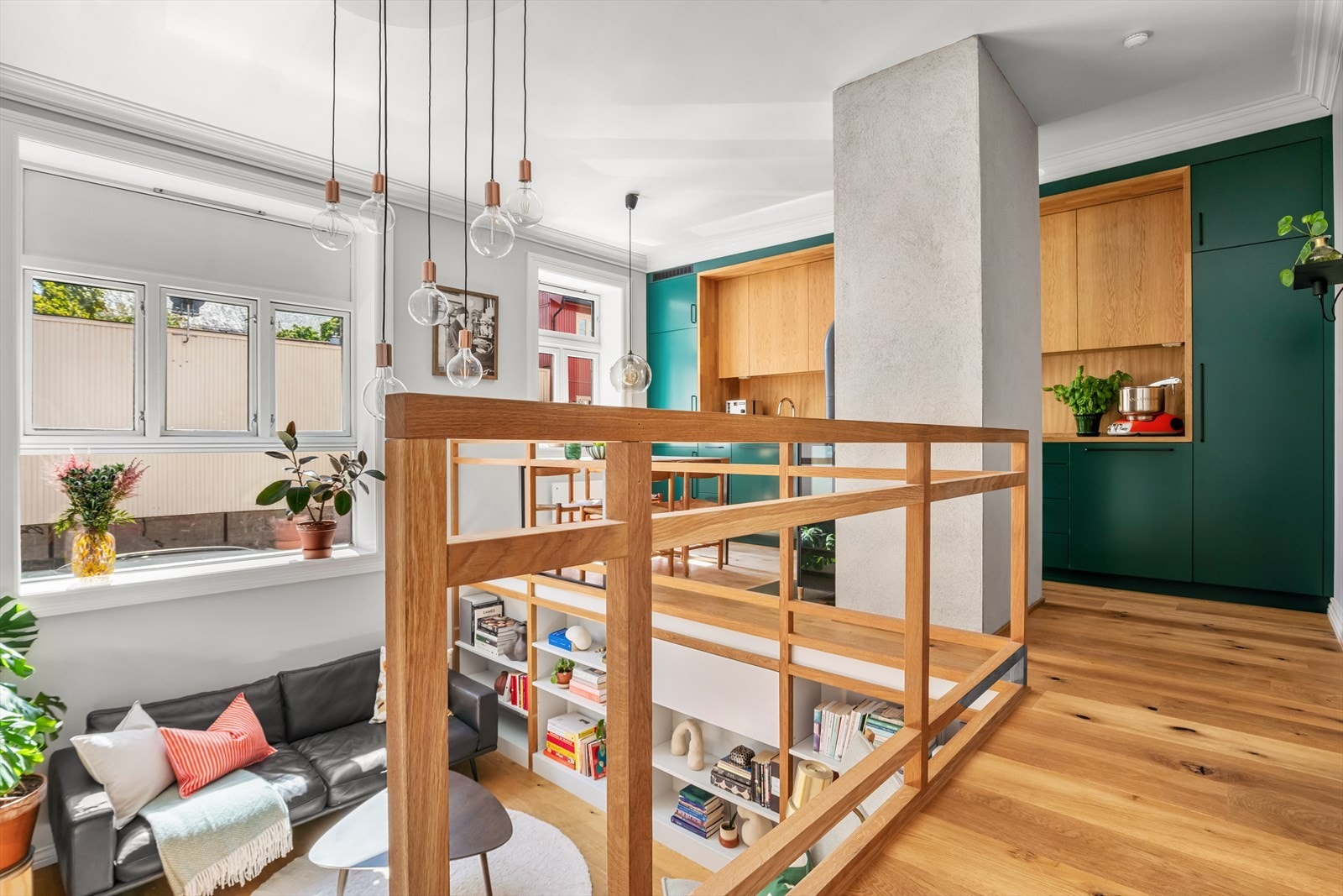 Stuen ligger et halvplan lavere og nås via en lekker tretrapp - en arkitektonisk detalj som gir boligen særpreg. Galleribilde