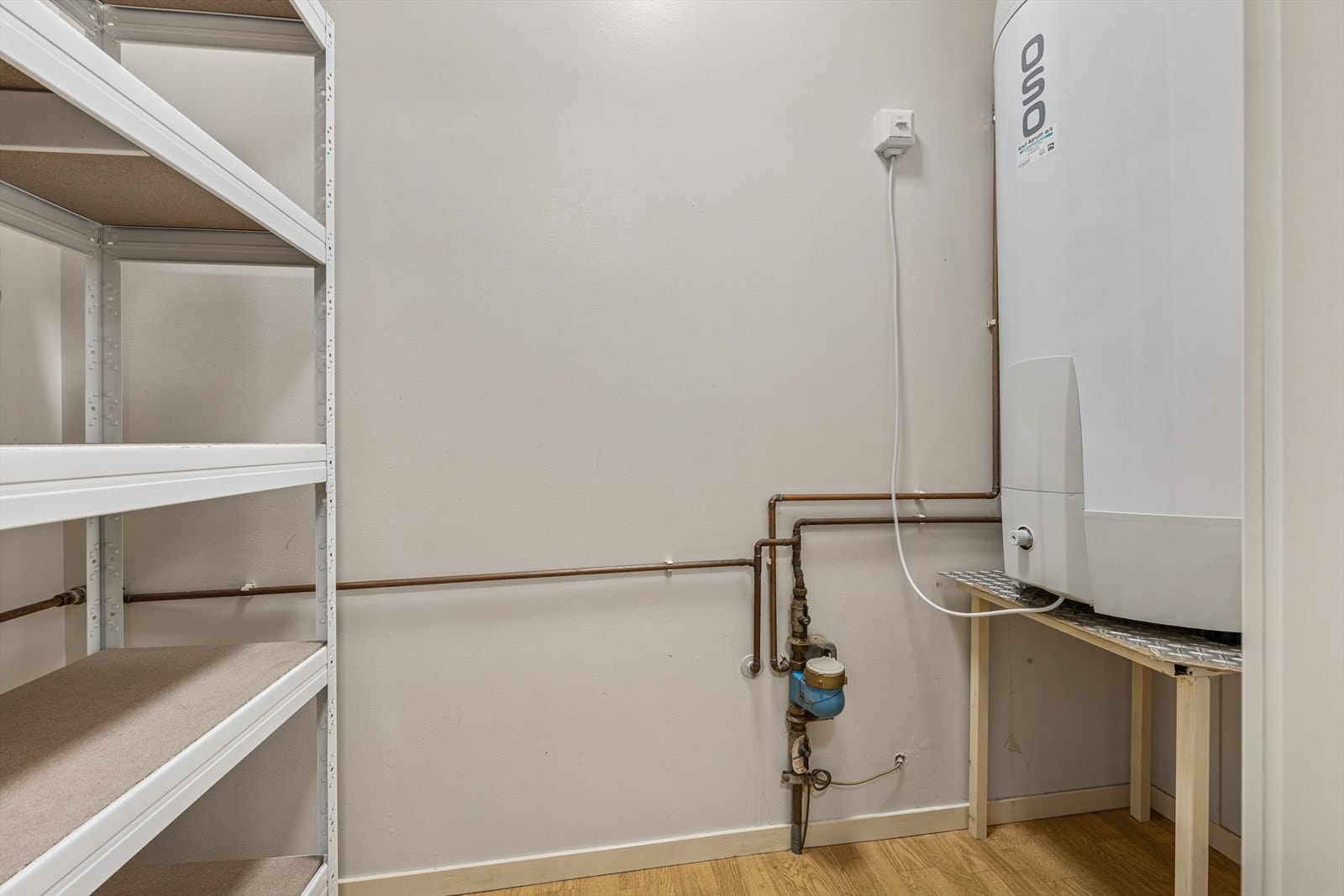 Innvendig bod med varmtvannsbereder Galleribilde