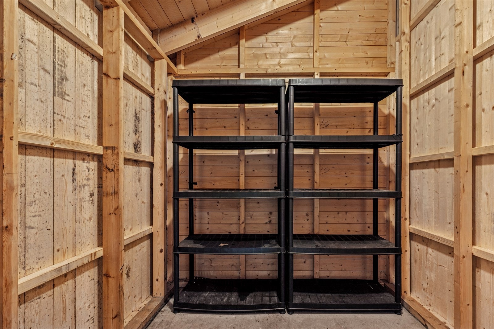 Utvendig bod i bakkant av carporten Galleribilde