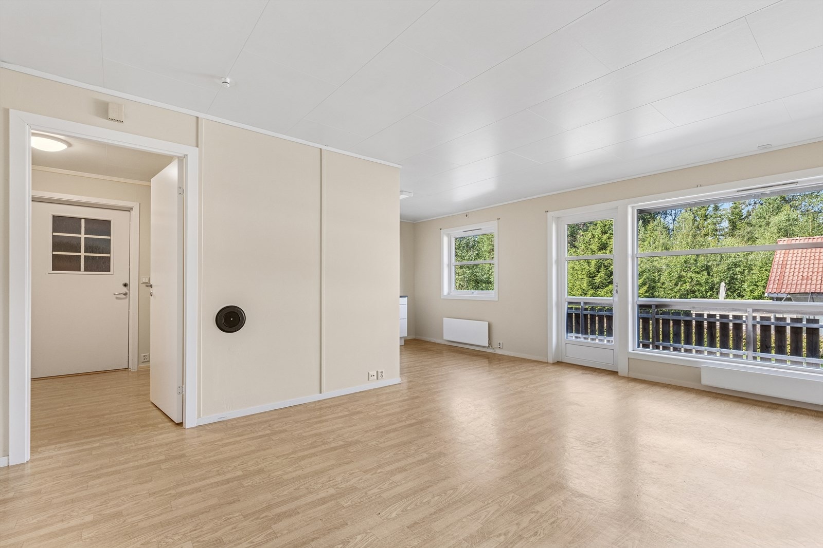 Stuen har åpen løsning mot kjøkkenet Galleribilde