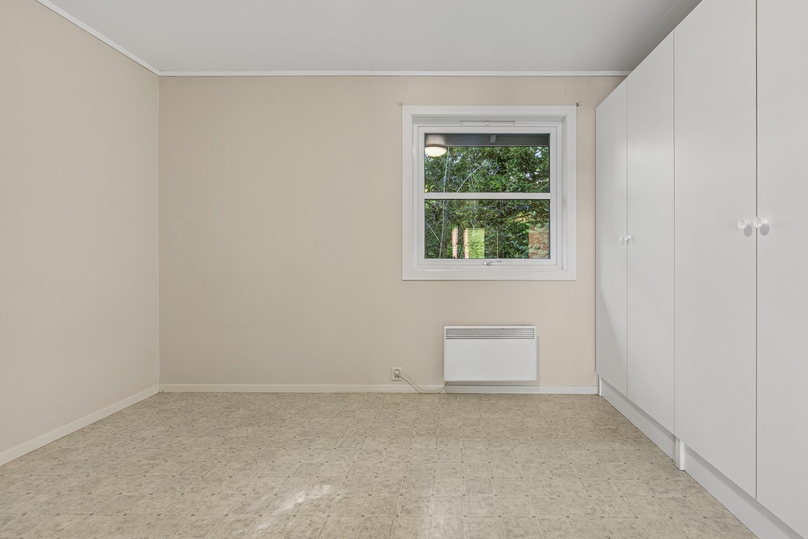 Soverom med garderobeskap. Galleribilde