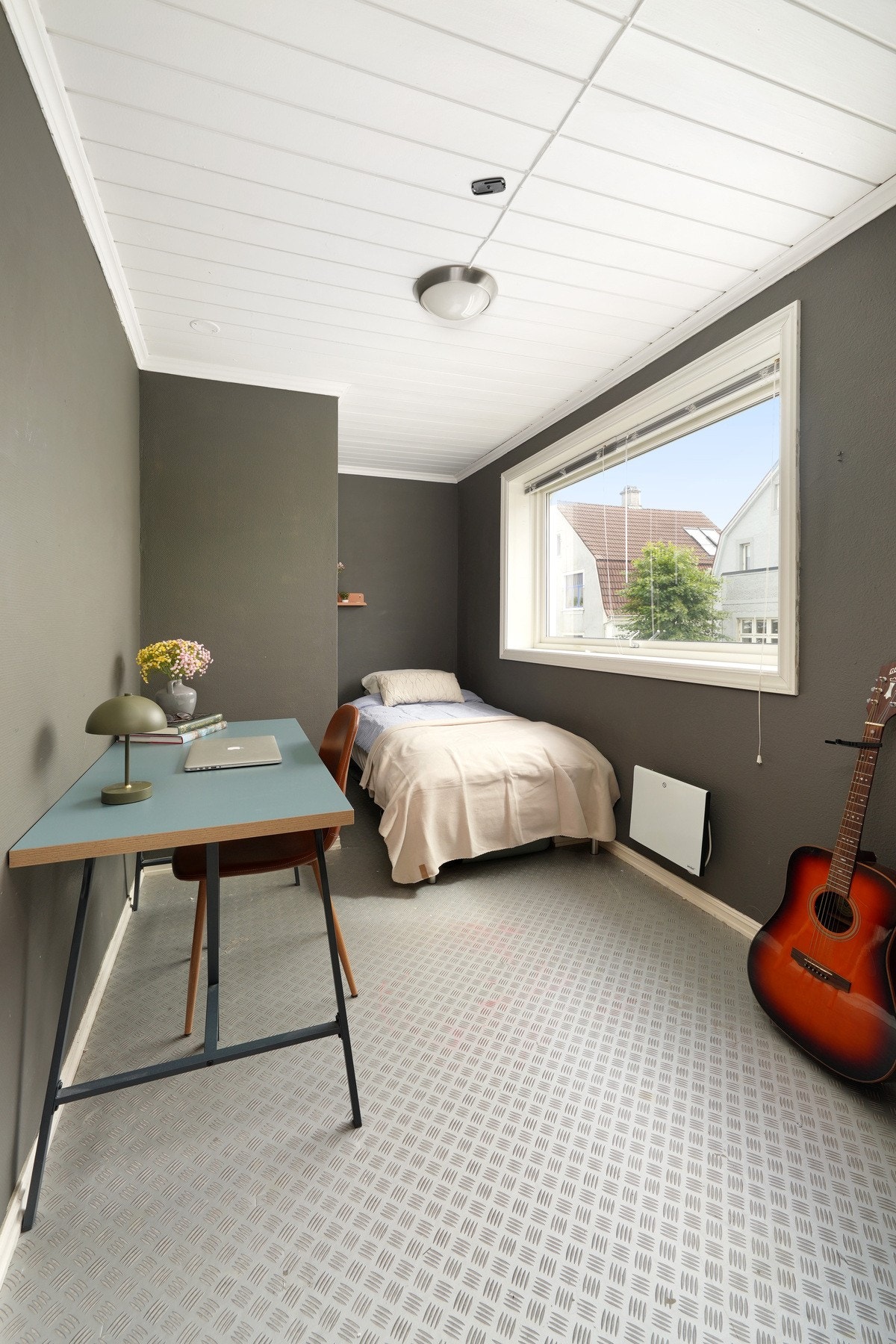 Soverom 2 med rikelig naturlig lys og plass til skrivebord eller kontor, fine farger på veggene og slitesterkt gulv Galleribilde