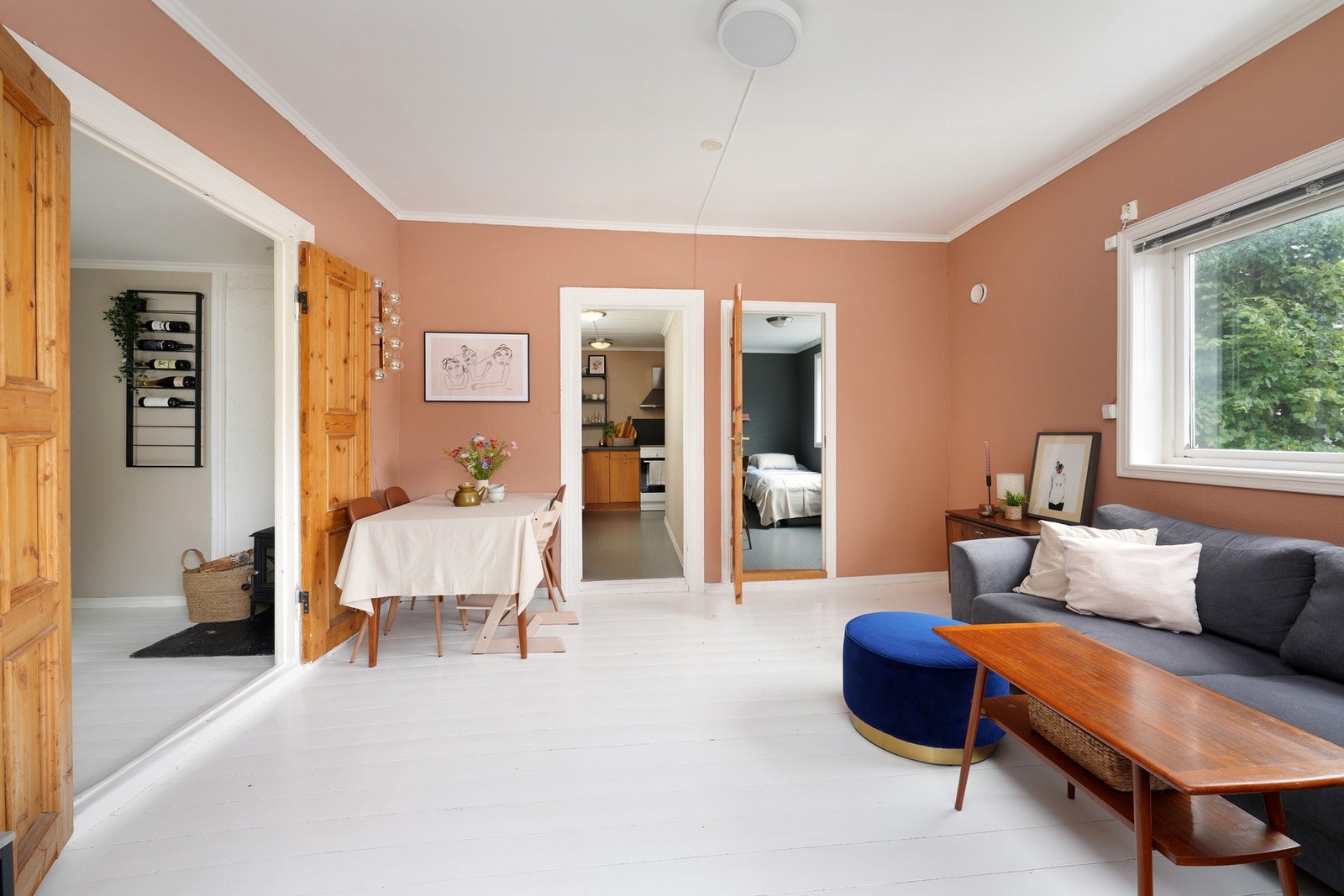 Romslig stue med plass til både sofagruppe og spisebord. Takhøyden her er på hele 2,7 m! Galleribilde