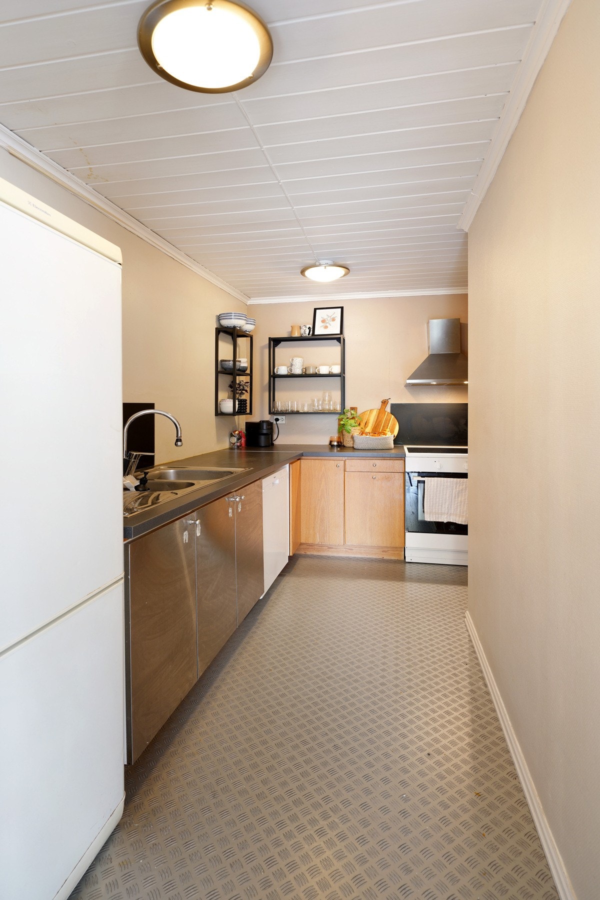 Kjøkkenet ligger delvis adskilt fra stuen, svært praktisk når man f.eks. har gjester på besøk Galleribilde