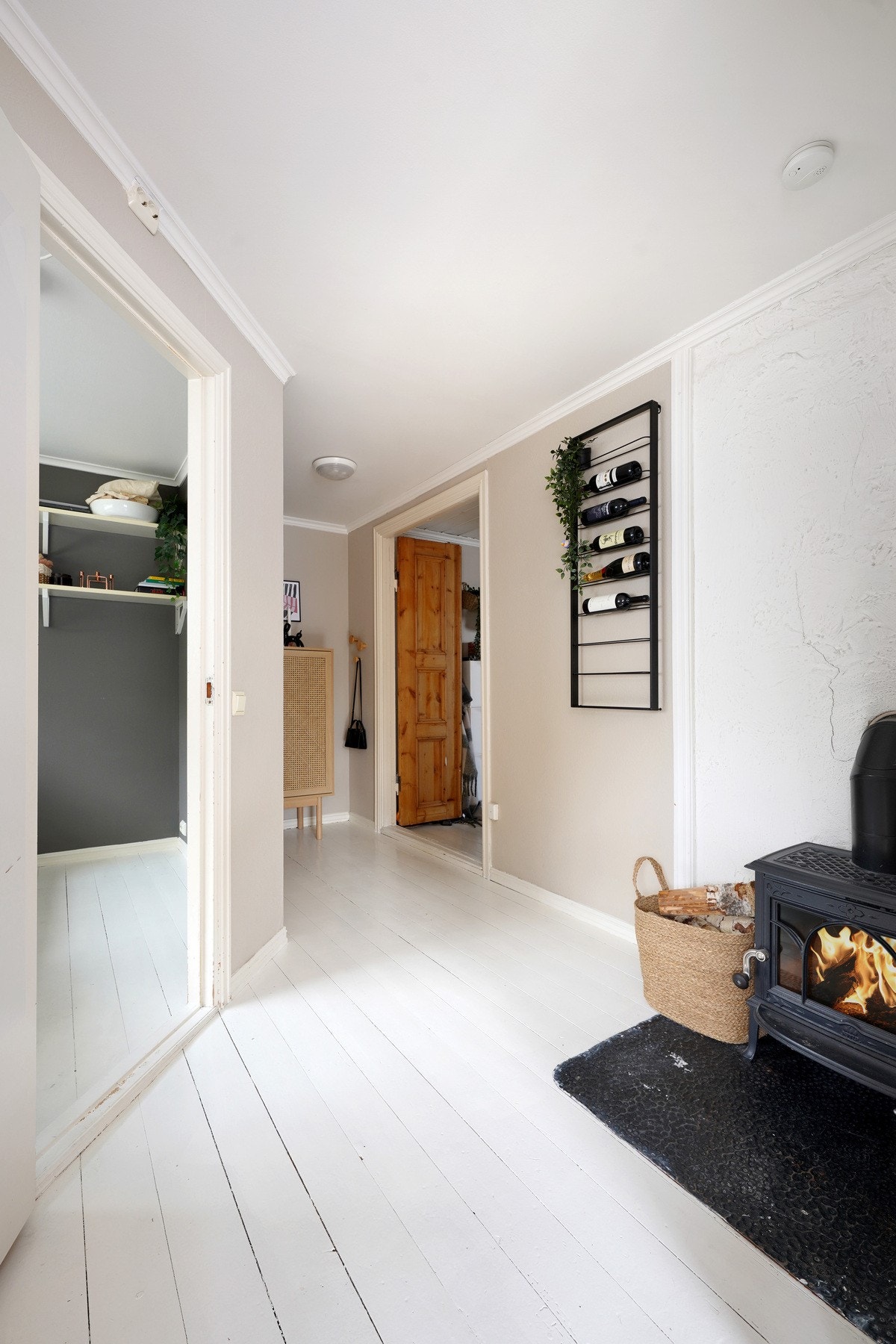 Tradisjonell vedovn i gangen skaper en lun og koselig atmosfære Galleribilde