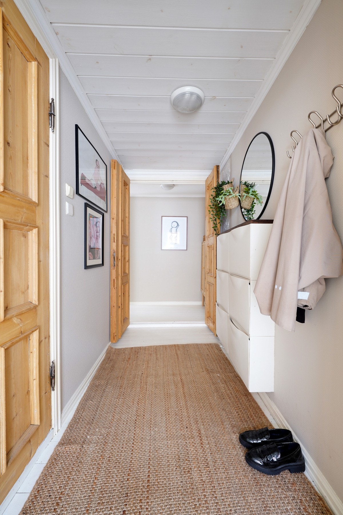 Lys og romslig gang med nydelige dører i tre Galleribilde